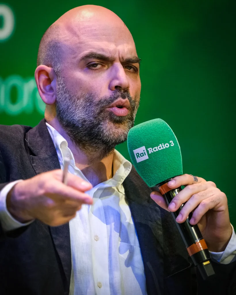 Lo scrittore e giornalista italiano Roberto Saviano partecipa a un evento durante la seconda giornata del Salone Internazionale del Libro di Torino 2026, presso il Lingotto Fiere di Torino, Italia.